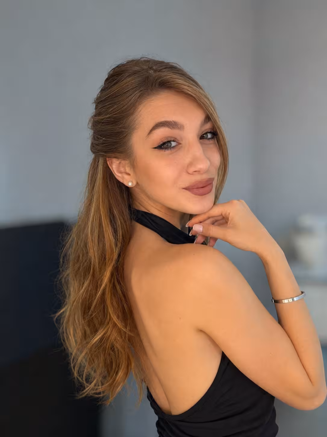 Kateryna 19 yo from Kyiv Ukraine I'm a digital match bride wanting my beloved husband