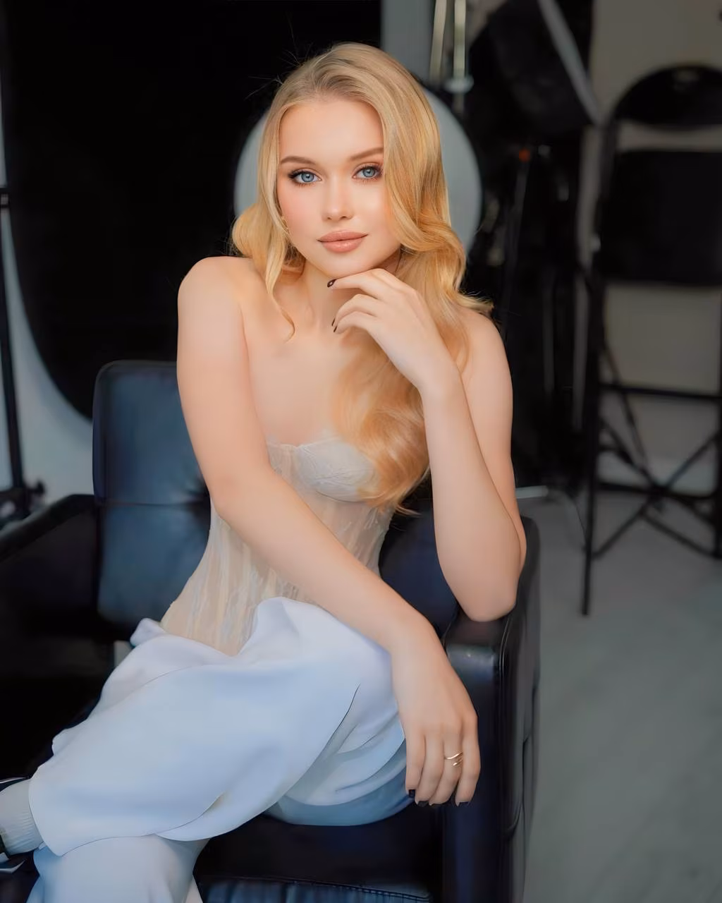 Anastasiia 19 Lutsk Ukraine I'm an e-dating bride wanting to find my protector husband