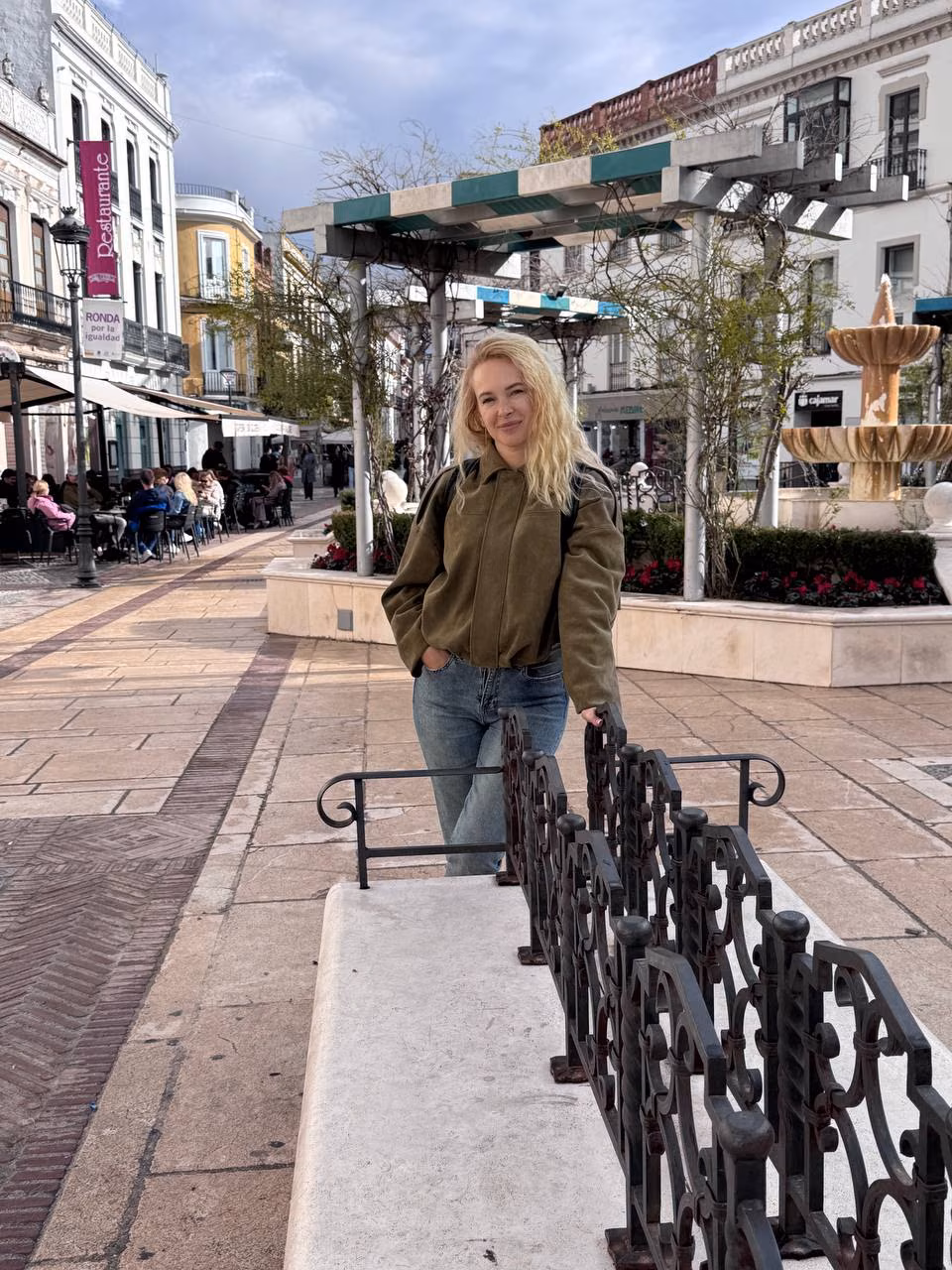 Olena 42 Benalmadena Spain I'm a digital bride wanting to find my one true soulmate