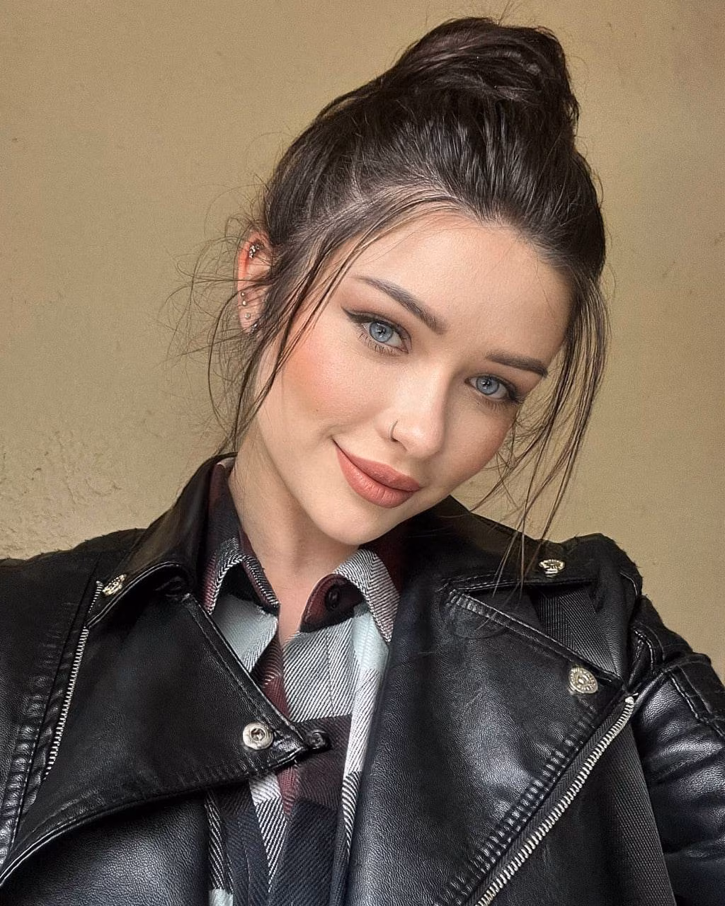 Lilianna-Mariia 25 Lviv Ukraine I'm an online match bride ready to find my hero partner